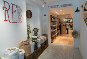 Vista de la tienda El Rebost, con sus productos a granel.