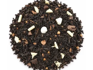 Te negre tiramisú a granel amb trossets de xocolata i merenga sobre fons blanc