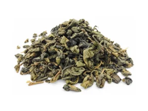 Fulles seques enrotllades de te verd gunpowder a granel sobre fons blanc