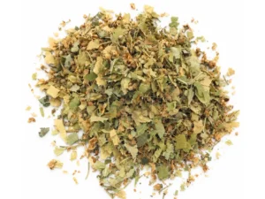 Til·la seca a granel per a infusió sobre fons blanc